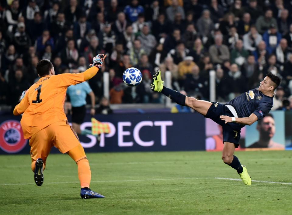  Alexis Sanchez almost made life tough for Wojciech Szczesny but could not get a toe on the ball