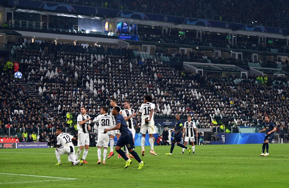  The Spaniards free-kick was too good for Wojciech Szczesny
