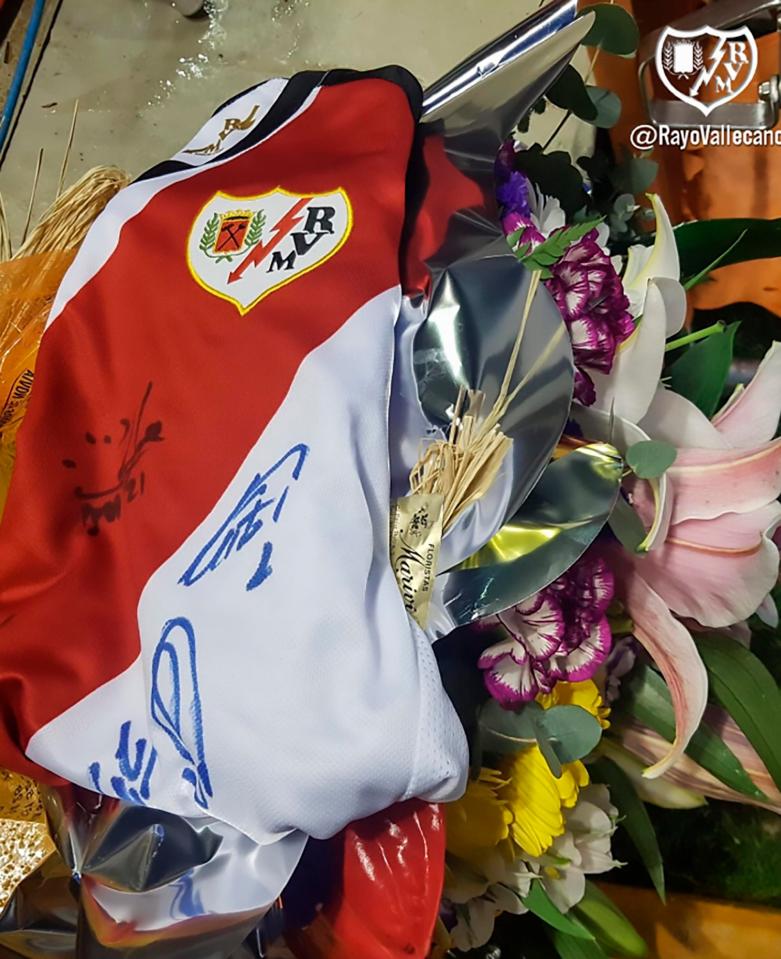  The Rayo Vallecano stars signed a shirt and laid down flowers in the stadium