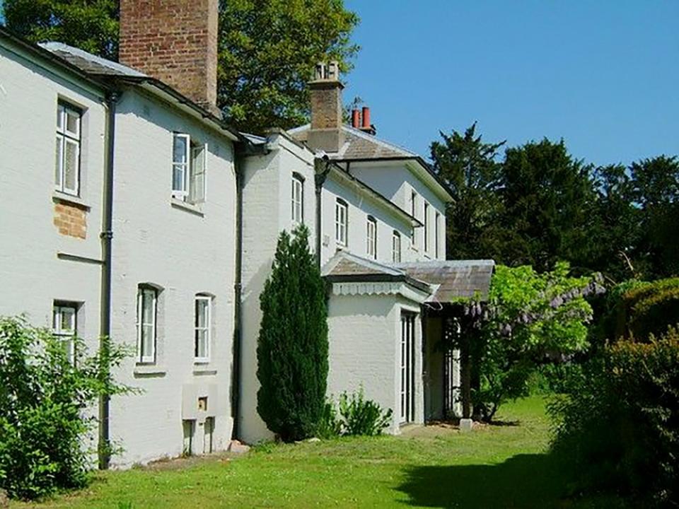  The Queen has given Harry and Meghan this stunning 10-bedroom cottage in the grounds of Windsor Castle