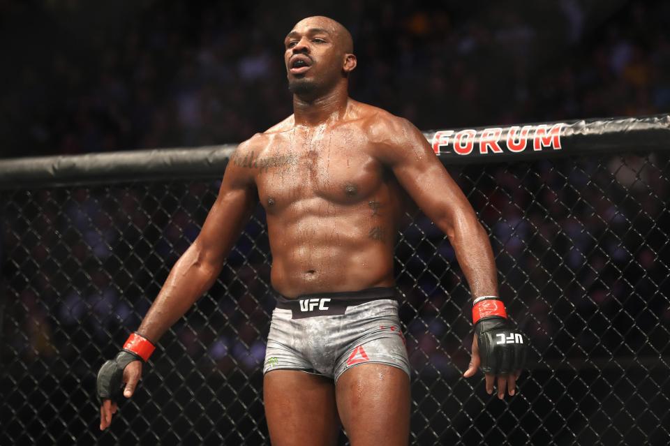 Jon Jones scored a third round KO victory over Alexander Gustafsson