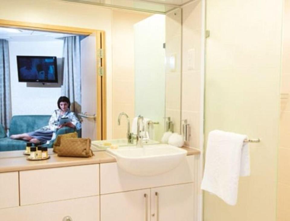  Rooms at the Lindo Wing have satellite TV, Wifi, and wine lists offering champagne