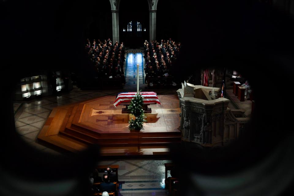  The casket of the former president is draped in the US flag