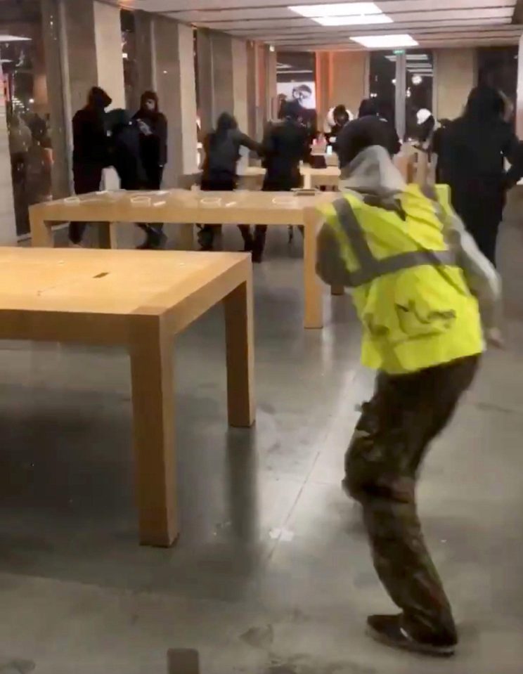  The Apple store in Bordeaux was reportedly looted on Saturday as Yellow Vest demonstrators took to the streets