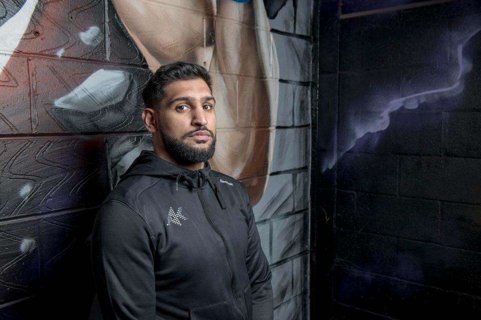  Boxer Amir Khan has described the night he was attacked by 20 thugs armed with crowbars