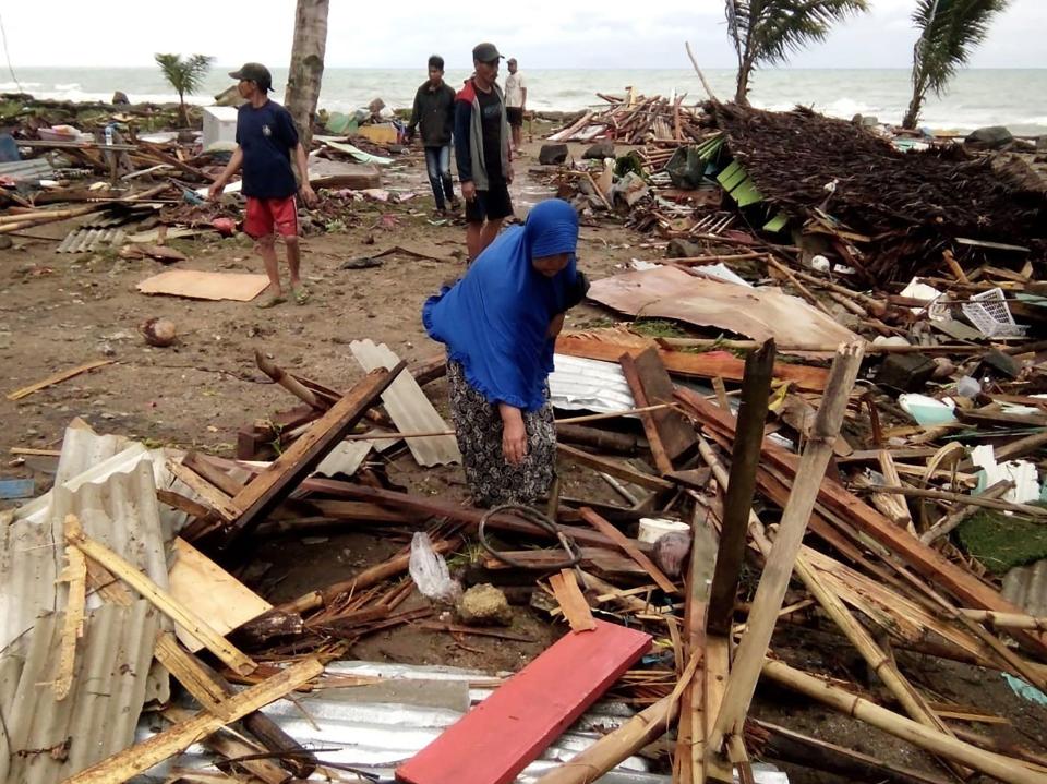  Hundreds of people have been killed and almost a thousand injured after a tsunami caused by a volcano struck the coast of Indonesia