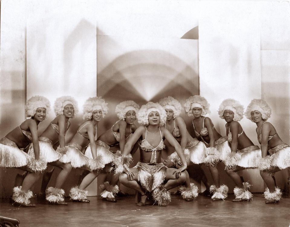  Dove, centre, performs in 1930