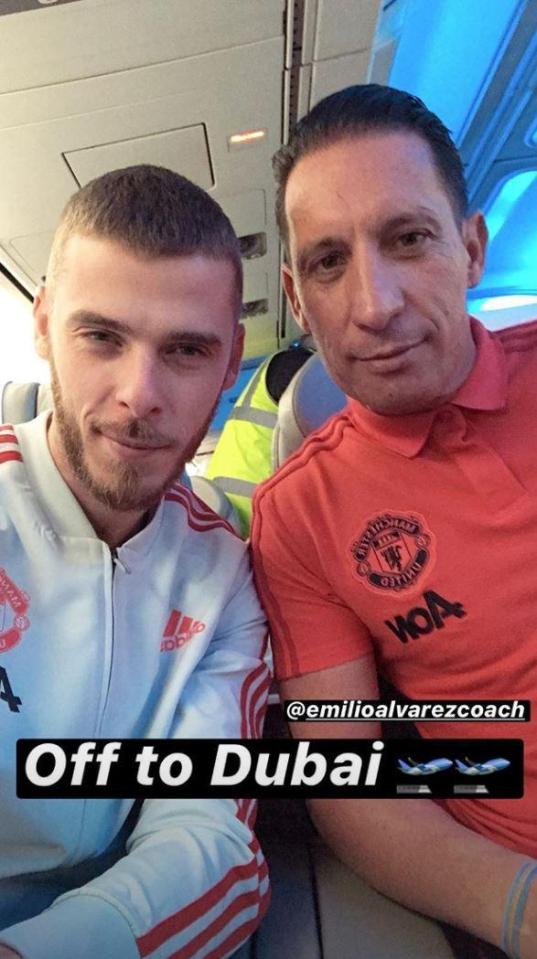  De Gea poses with goalkeeping coach Emilio Alvarez