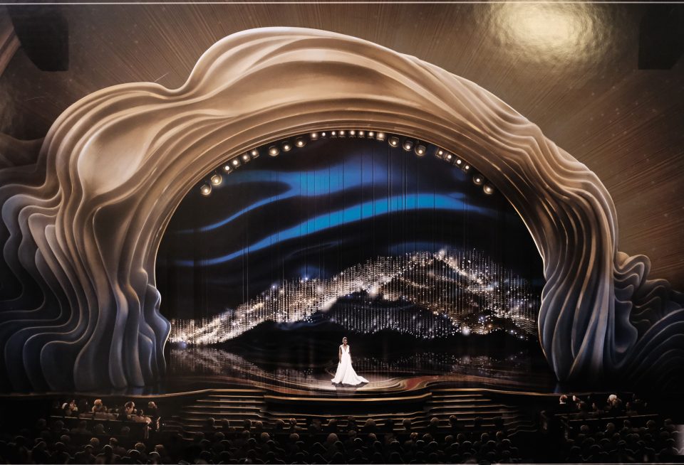  The arch over the Oscars stage bore a striking resemblance to Donald Trump's famous hairstyle