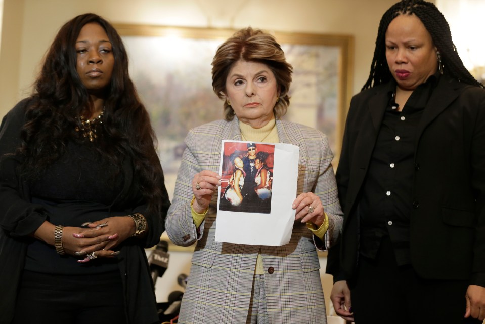  Latresa and Rochelle Washington with attorney Gloria Allred holding a picture of them as teenagers on the night they claim they were cornered by R Kelly in a hotel room