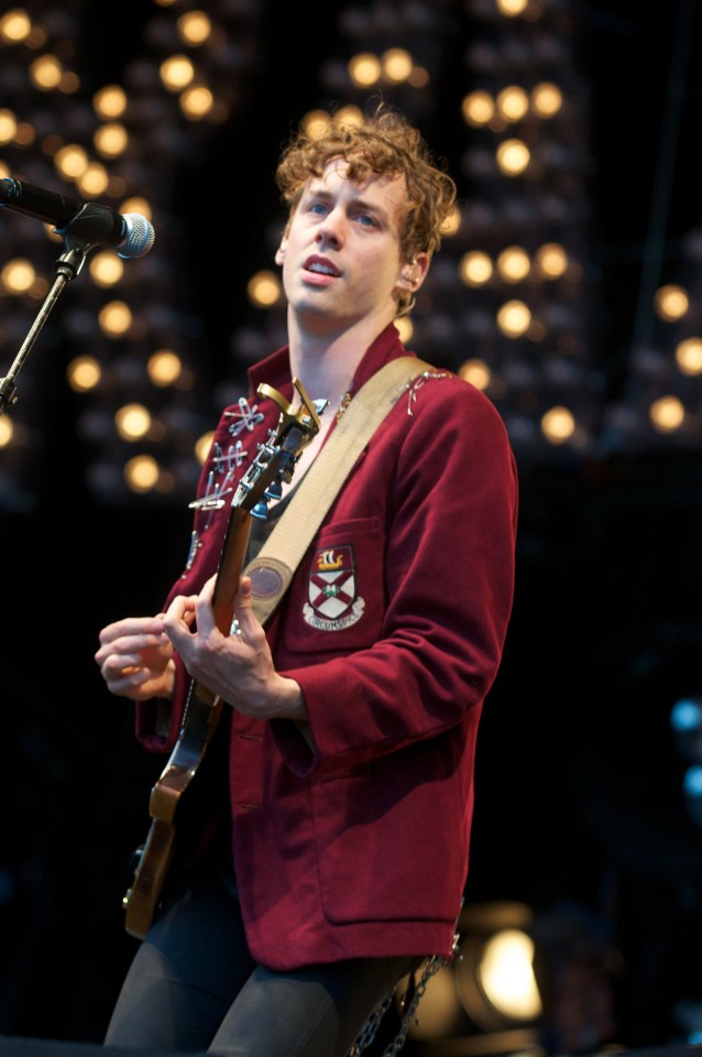  Johnny Borrell from Razorlight fell asleep while performing on a French radiot station