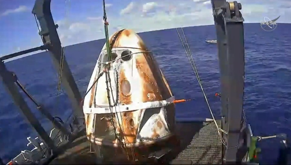  The capsule was quickly dragged from the ocean