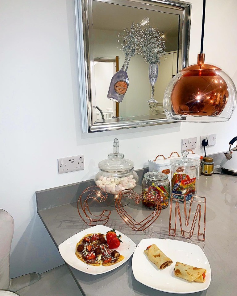  The party girl has a Champagne-decorated mirror on the kitchen wall