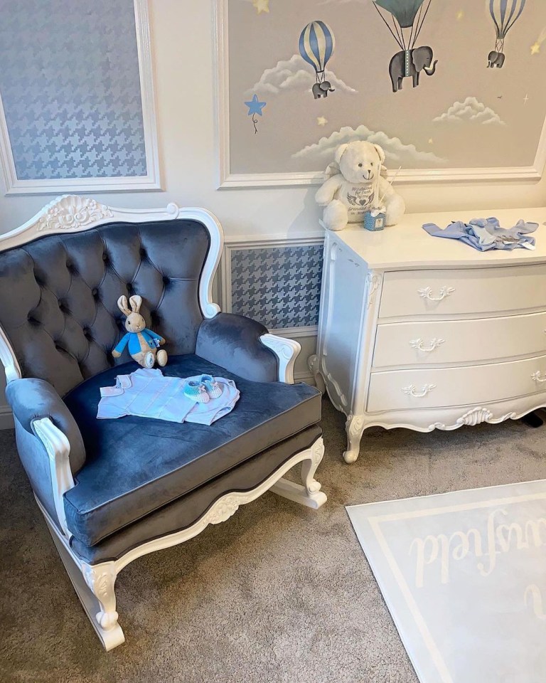  The nursey boasts statement blue houndstooth wallpaper and hot air balloon prints