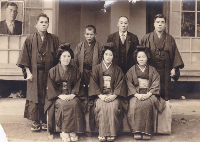  Kane Tanaka, sitting in the centre, front row, pictured with her brothers and sisters