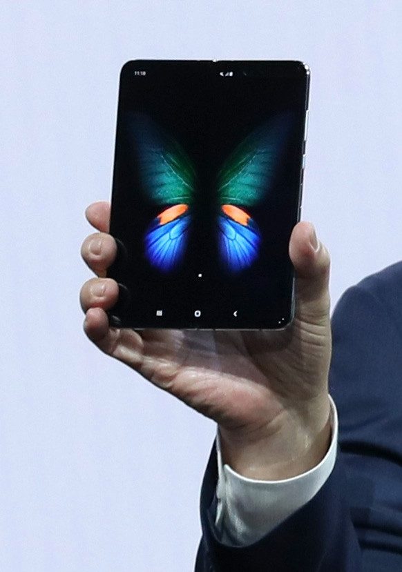  Samsung has axed the release of its £1800 folding smartphone after tech reviewers said the screens broke