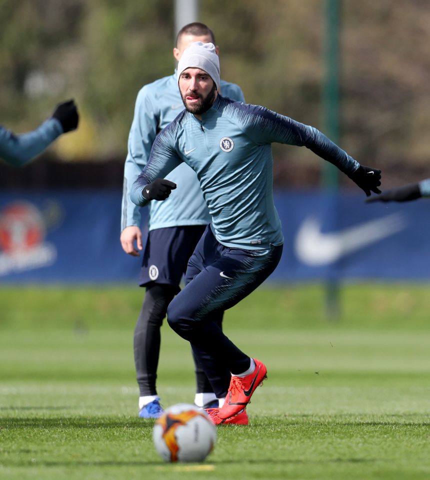  Gonzalo Higuain has not completely solved Chelsea's striking problems