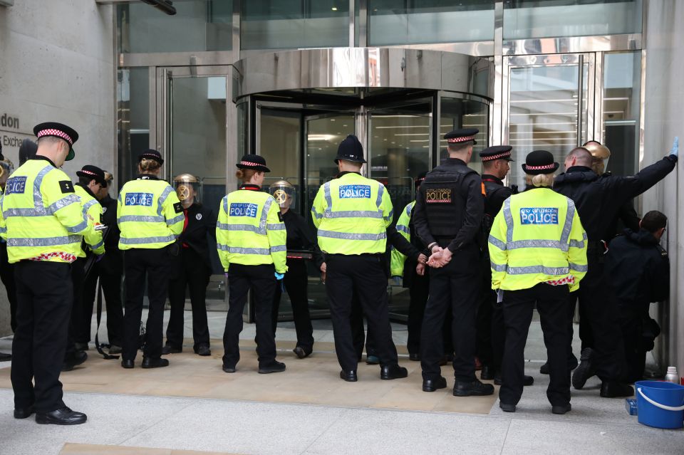  Police removed the protesters who glued themselves to the entrances of the London Stock Exchange