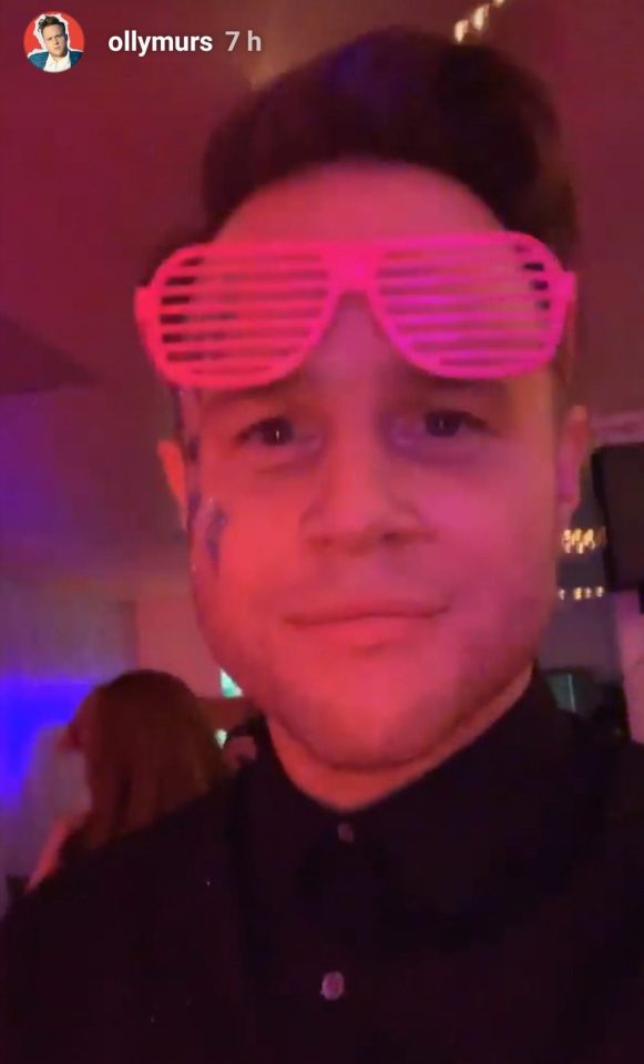  The winning coach sported some fetching glitter face paint and pink sunglasses