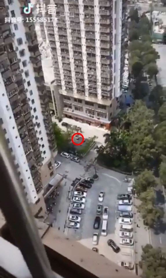  This photo was taken from a skyscraper on the new Huawei phone. Circled are two boys playing chess