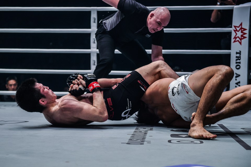  Aoki almost had Lee beaten in the first round after locking in an arm bar