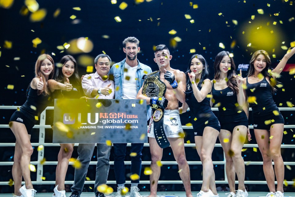 Phelps awarded Christian Lee with the ONE Championship title belt in Singapore