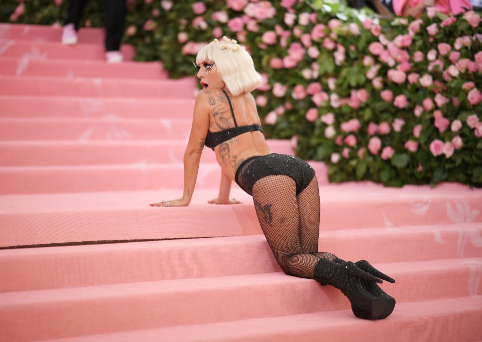 The star knelt on the stairs after getting undressed