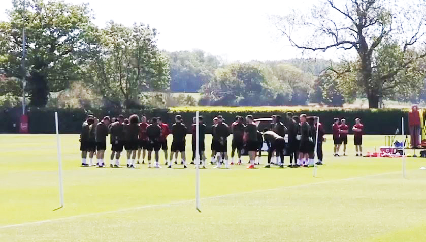  Arsenal players applauded Henrikh Mkhitaryan when he told them he will miss the Europa League final