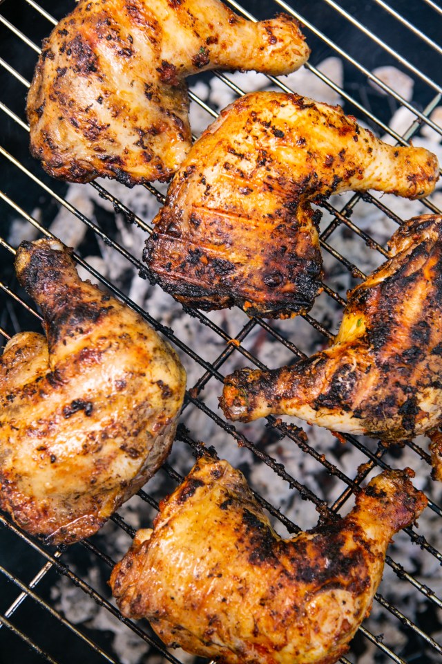 Avoid pressing your meat with a spatula while it's cooking