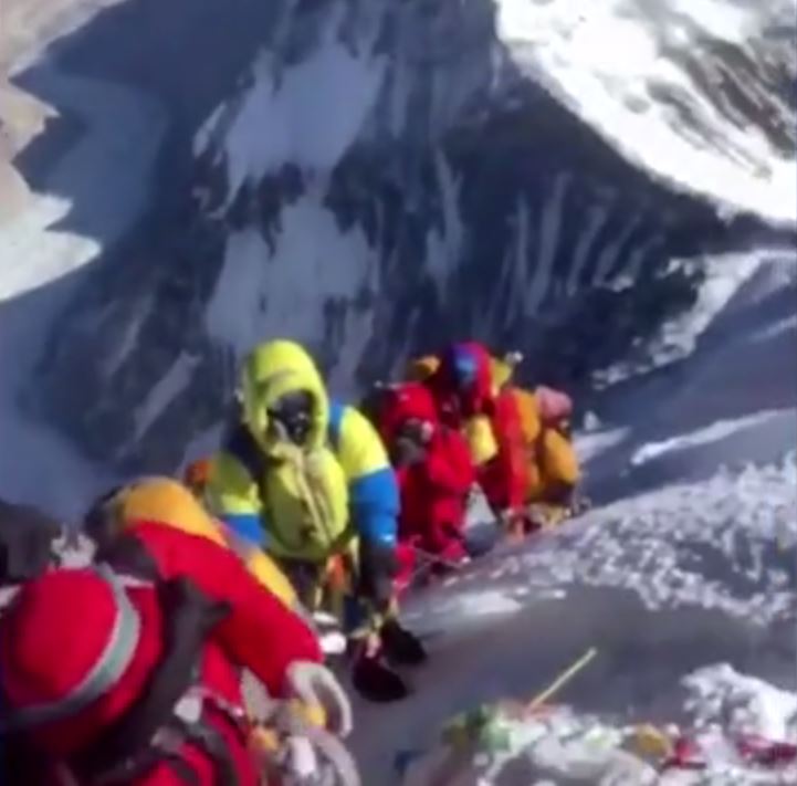  Hewitt showed the queue of people attempting to climb the peak