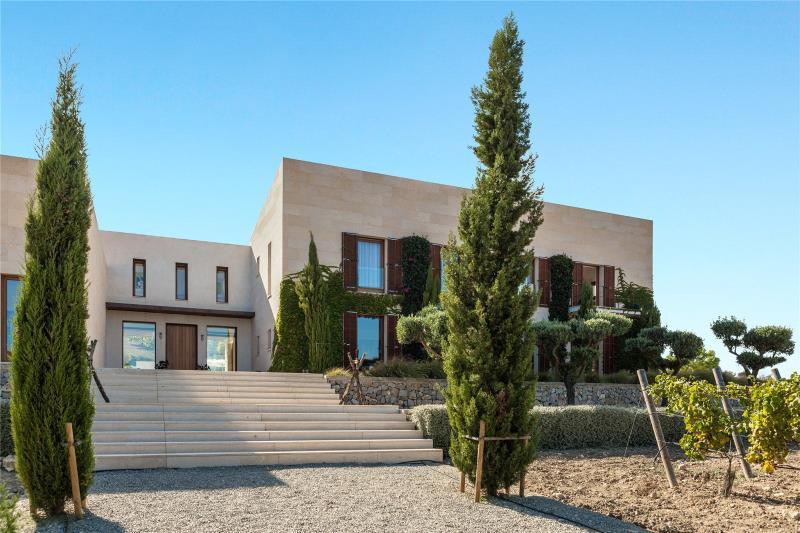  The villa is waiting for the girls to move in this week as part of an ultimate challenge in their couples