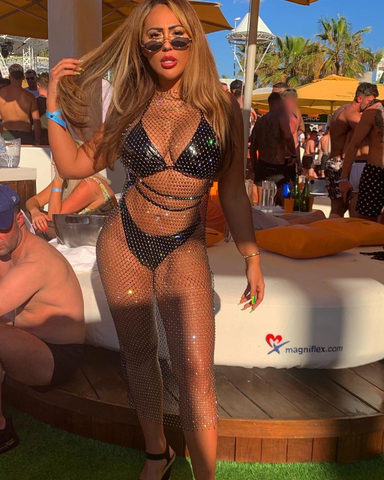  Sophie Kasaei may have had help from a tummy sculpting treatment to achieve this look