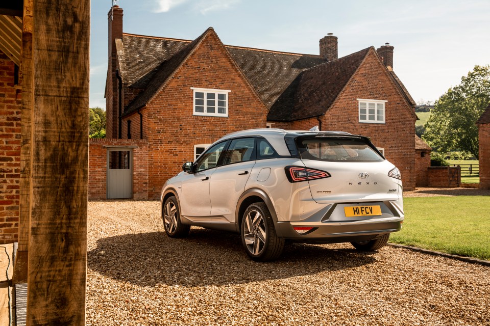  Steering wheel paddles adjust the regenerative braking and add to the driving pleasure