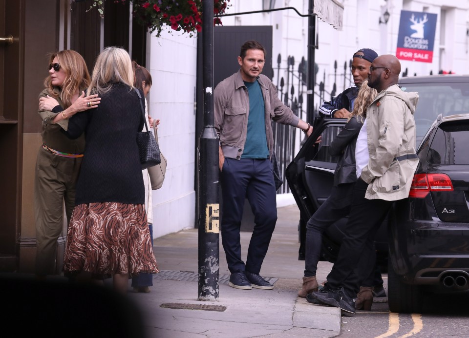  The two friends were spotted out together in Walton Street at lunchtime
