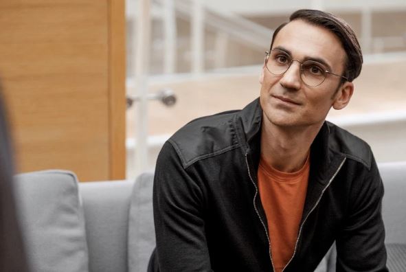  Henry Lloyd-Hughes plays evil Aaron Paul in Killing Eve
