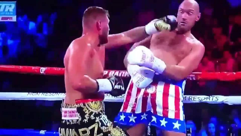  Tyson Fury showed incredible reactions to avoid a Tom Schwarz combo