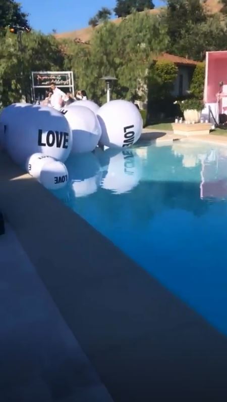  A few decorations in the pool. Casual!