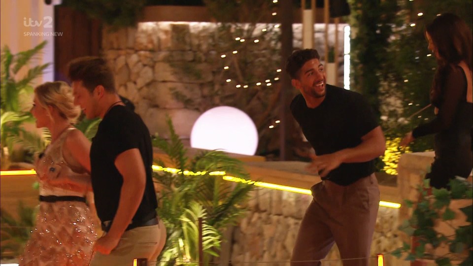  Love Island fans spotted Curtis and Amy holding hands on tonight's show