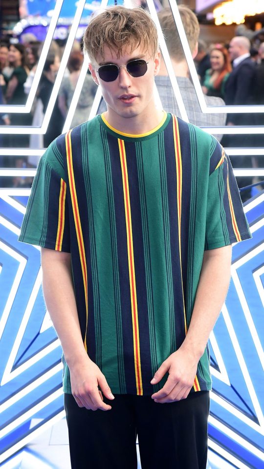  Sam Fender has revealed he still lives in his home town with his mum