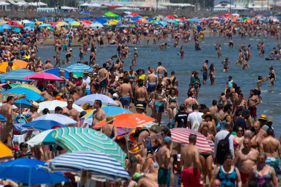  Crowds flock to the beach in Valencia during the heatwave