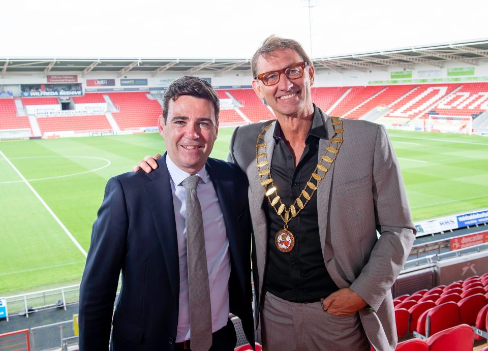  Andy Burnham hands the presidential chains of the Rugby Football League over to Arsenal legend Tony Adams