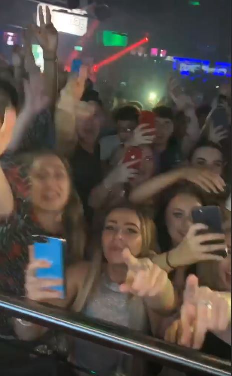  This front-row fan looked straight into Tommy's eyes and pointed at him