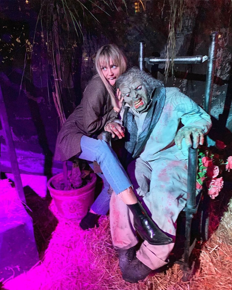  Miley Cyrus treated fans to this funny snap on Instagram