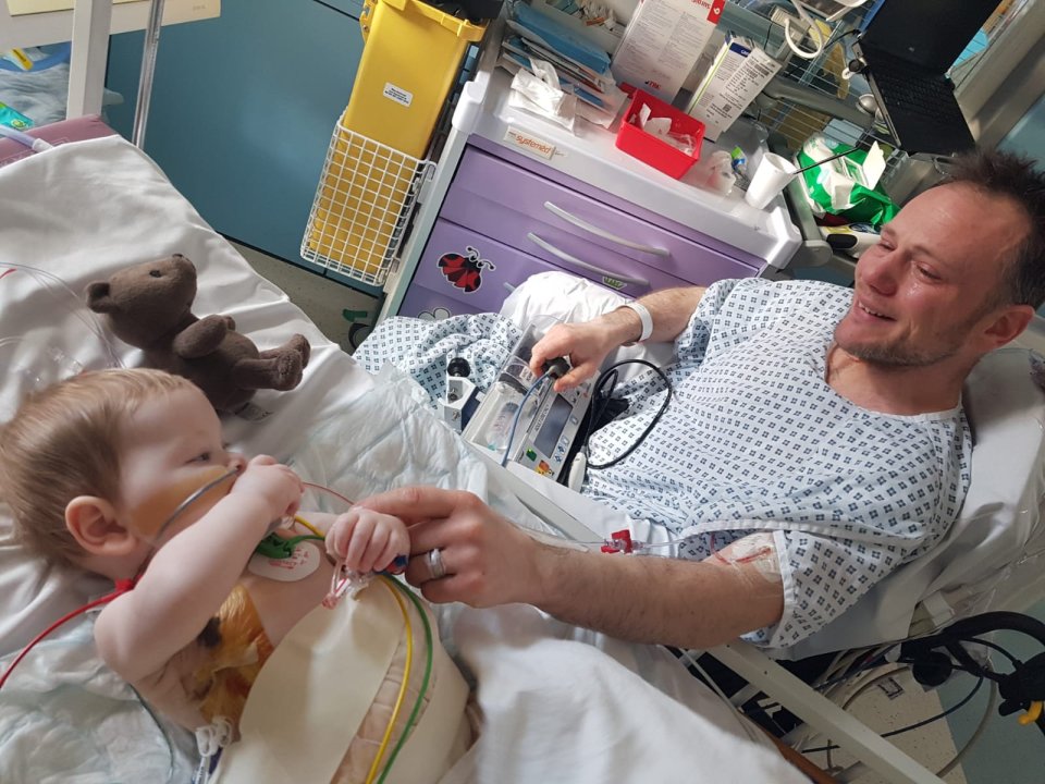  The hearwarming moment a dad was greeted by his son after a ten-hour operation