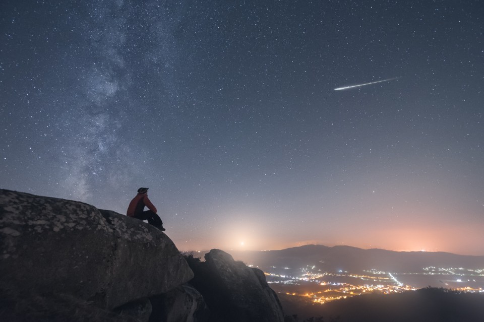  A large swarm of nano-robots could potentially be visible as infrared light that looked like a comet, according to one astrophysicist