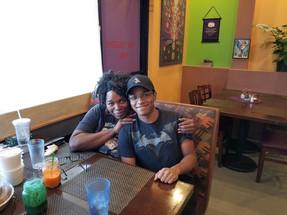  Sabrina Williams with her eldest son Elijah in a Las Vegas cafe (Credit: www.thisischriswhite.com)