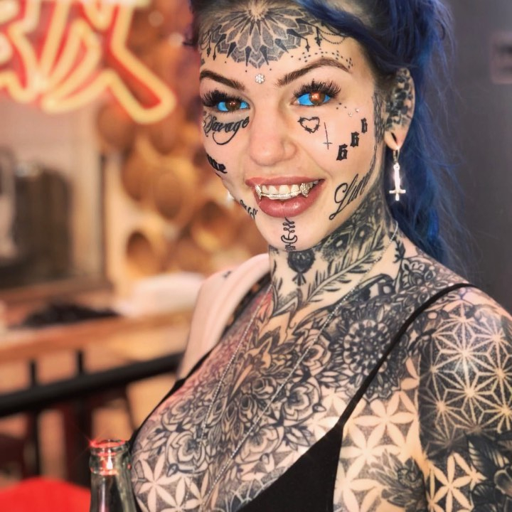  Amber Luke, 25, reveals she went blind for three weeks after getting a painful eyeball tattoo