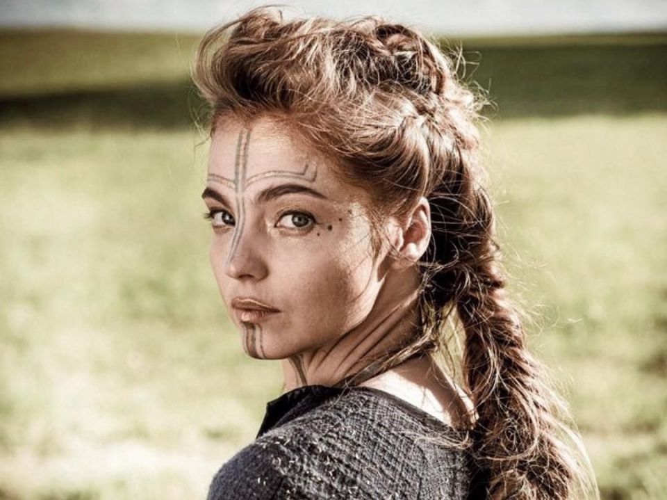  Liana Cornell plays Ania