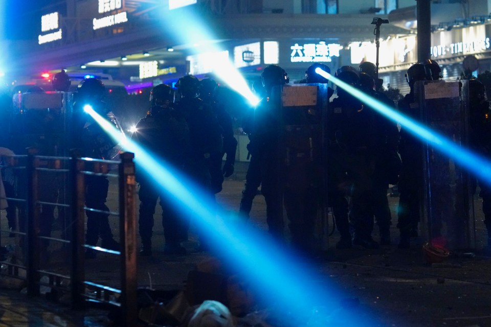  Police reacted to the occupation of the university by cordoning the protesters onto the site