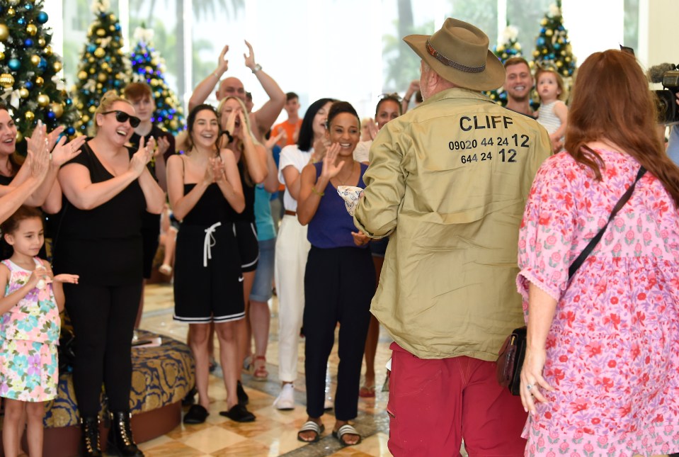  Walking inside the hotel with wife Tara Wyer, Cliff Parisi was cheered by the families of the other campmates